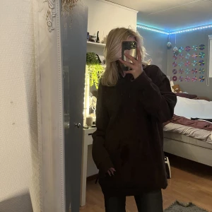 Hoodie - Säljer min varma och fina bruna hoodie alldrig använd