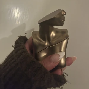 Billie Eilish parfym 50ml - Säljer min endast två gånger använda billie eilish parfym!