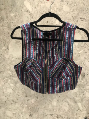  färgglad crop  top  - bra skick, precis som ny.