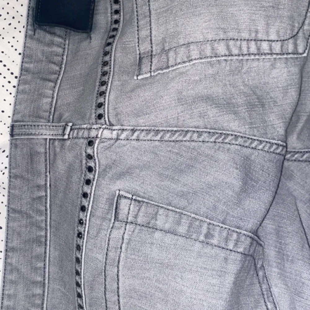 Säljer dessa superfina jeans från Gant! Säljer då de är förstora! 🫶🏼 Lowwaist bootcut, lite likt ltbs valeire! Pris går att diskutera! Skulle säga att dessa passar en 34/36/38❤️. Jeans & Byxor.