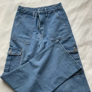 Chargo pants  - De är använda ca 3 gånger och väldigt bra skick! 