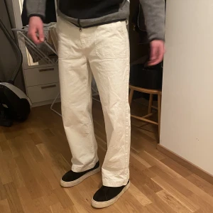 Raka byxor - Snygga byxor från dr denim Bra skick! Modellen är 184 cm