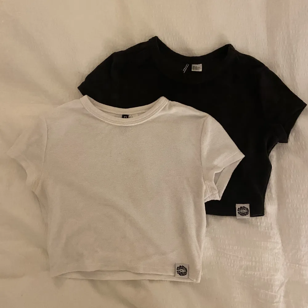 Kroppade terrycloth t-shirts i storlek xs, 60kr för båda:)🤍🖤. T-shirts.