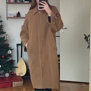 H&M kappa - Beige Kappa fråm H&M, köpt för ca 1000kr och är i fint skick. Stl S! Kan mötas upp i stockholm annars köparen står för för frakten :) 