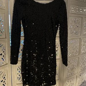 Paljettklänning ifrån Nelly - Jättefin paljettklänning. Använd 1 gång, alla paljetter sitter på! Perfekt för nyår.