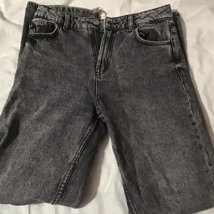 Gråa jeans - Frakt: 63kr -tyvärr slitna och lite sönder (vid ena sidan) längst ner men går säkert att vika och sy ihop eller nåt!
