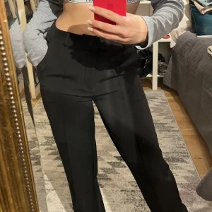 mid waist kostymbyxor 36 short - superfina, oanvända kostymbyxor från madlady. endast testade. äger många olika par, därav säljer jag dessa bland annat. innerbenslängd 77cm