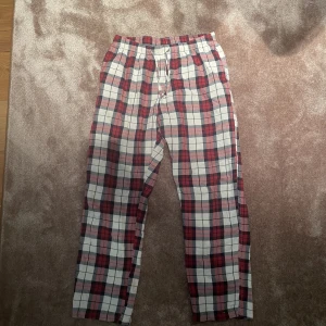 Pyjamas - Pyjamas i bra skick. Säljes för de är för små.