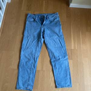 Ljusblåa jeans från valient i ett mycket bra skick som inte har några skador eller liknande på meterialet!  Bra passform (straight)  Orginalpris: 500kr