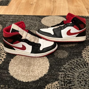 Jordan 1 gym red strl 45 - Hej säljer mitt par Jordan 1 gym red  I storlek 45 då jag köpt nya skor har haft dessa sen sommaren använt dem mycket men inte alldeles för mycket det som ingår är då skorna crease skydd två par vita snören boxen och kvitto om jag skulle hitta dem 