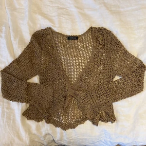 Broderad kofta! - Otroligt fin broderad kofta med fina detaljer, färgen är brons/ koppar.