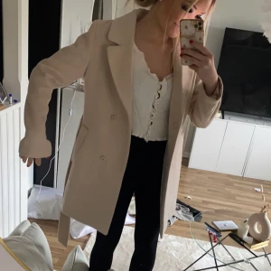 Kappa från H&M - Säljer min beiga kappa från H&M i strl 34/XS! Nyskick och använd en gång då det inte är min stil riktigt😅💞