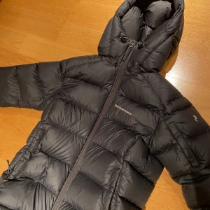 Svart Peak peformance jacka - Jag säljer min fina peak jacka i nyskick, endats använd fåtal gånger! Nypris cirka 3 000kr. 