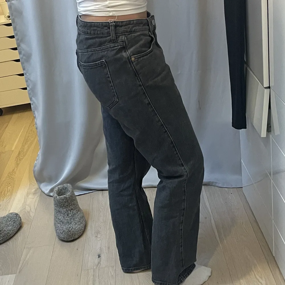 Säljer dessa supersnygga svarta lågmidjade jeans i storlek 30/30❤️ . Jeans & Byxor.