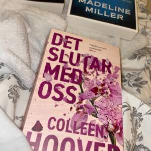 Säljer Colleen Hoover böcker för 90kr var, kan mötas upp i stockholm. Helt nya.  De aom inte kan mötas står för frakt. 