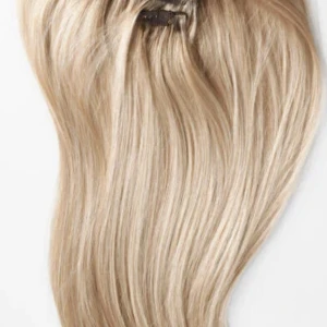 Rapunzel of sweden Clip on - Löshår, 50cm långt som jag använd 1 gång. Är mörkhårig nu så har ingen använding av det. Helt nytt och fräscht. Funkar superbra!❤️ ni ser färg på andra bilden och kan kolla på deras hemsida för pris osv, skriv pm om ni har frågor.