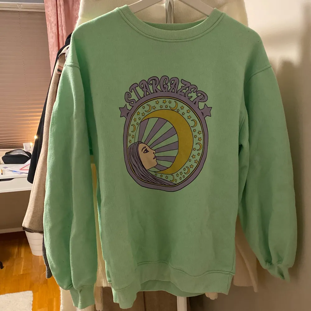 Supercool och unik sweatshirt från daisy street. Den är lite använd, skickar gärna fler bilder vid intresse! . Hoodies.