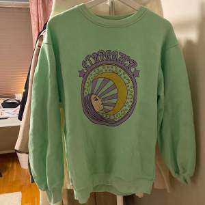 Supercool och unik sweatshirt från daisy street. Den är lite använd, skickar gärna fler bilder vid intresse! 