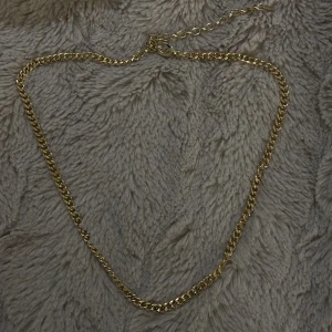 Kedja Pilgrim  - Säljer en jättefin kedja från pilgrim i guldfärg. Inga skador Ser oanvänt ut🙌🏼