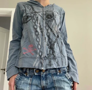 Zip up hoodie! - (OBS! gamla säljarens bilder!) as ball zip up hoodie med coola tryck på! Säljer då den tyvärr inte kommer till användning :(