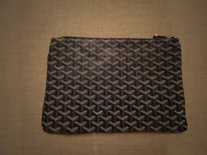 Goyard clutch - Säljer denna ursnygga Goyard clutch som också kan användas som necessär,datorfodral eller liknande!😇  Köpte den utomlands så därför VET JAG EJ om den är äkta eller inte men den ser väldigt äkta ut, den är i ny skick och är använd endast en gång!!🙌🏼😇❤️