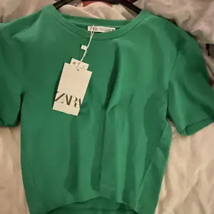 Säljer en grön T-shirt från ZARA. Aldrig använd bara provad❤️‍🔥. Säljer för 70kr köptes för 79kr💕