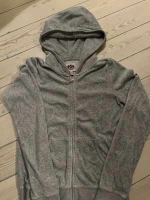 Juicy kofta - Grå juicy kofta i bra skick 