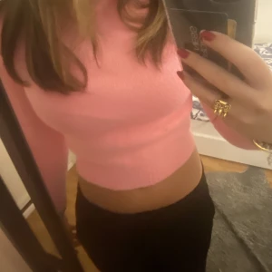 Zara tröja - säljer denna stickade zara tröja i fluffigt material, så skön att ha på sig. Aldrig använd