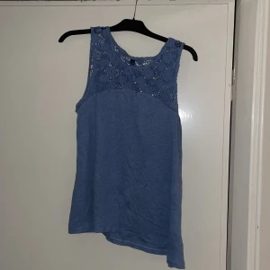 Linne med spets, bondelid  - Blått linne/ ärmlös topp från  bondelid 