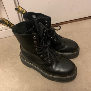 Dr martens plattform jadon - Plattform Jadon Dr Martens i superduperbra skick (bara använd några gånger) i strl 39. Inlägg följer med så om man är mellan strl lär de passa ändå!:) 