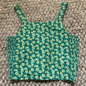 Zara Crop top - Bara använt några gånger på sommaren☀️Den är i väldigt fint skick och fint mönster✨Den är stretchig på sidorna🌟väldigt fin där bak i toppen😊