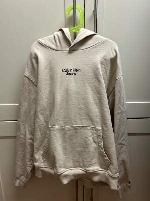 Hoodie från Calvin Klein inköpt september 2022. Som ny. Knappt använd. 