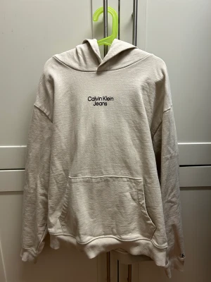 Hoodie Calvin Klein som ny - Hoodie från Calvin Klein inköpt september 2022. Som ny. Knappt använd. 