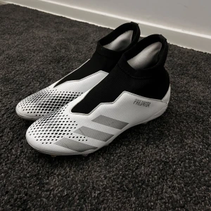 Adidas Predator 20.3 Laceless Fotbollsskor  - Säljer dessa asgrymma fotbollsskor som tyvärr har blivit för små. De har använts ett par gånger men är nästan i nyskick. Nypris: 750kr 