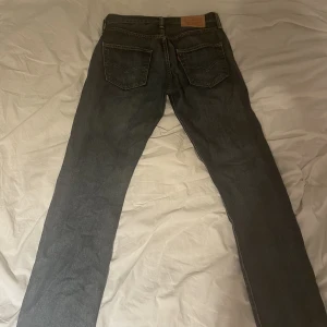 Levis jeans  - vintage Levis 501s jeans i mörkblå tvätt. 100kr+frakt💓