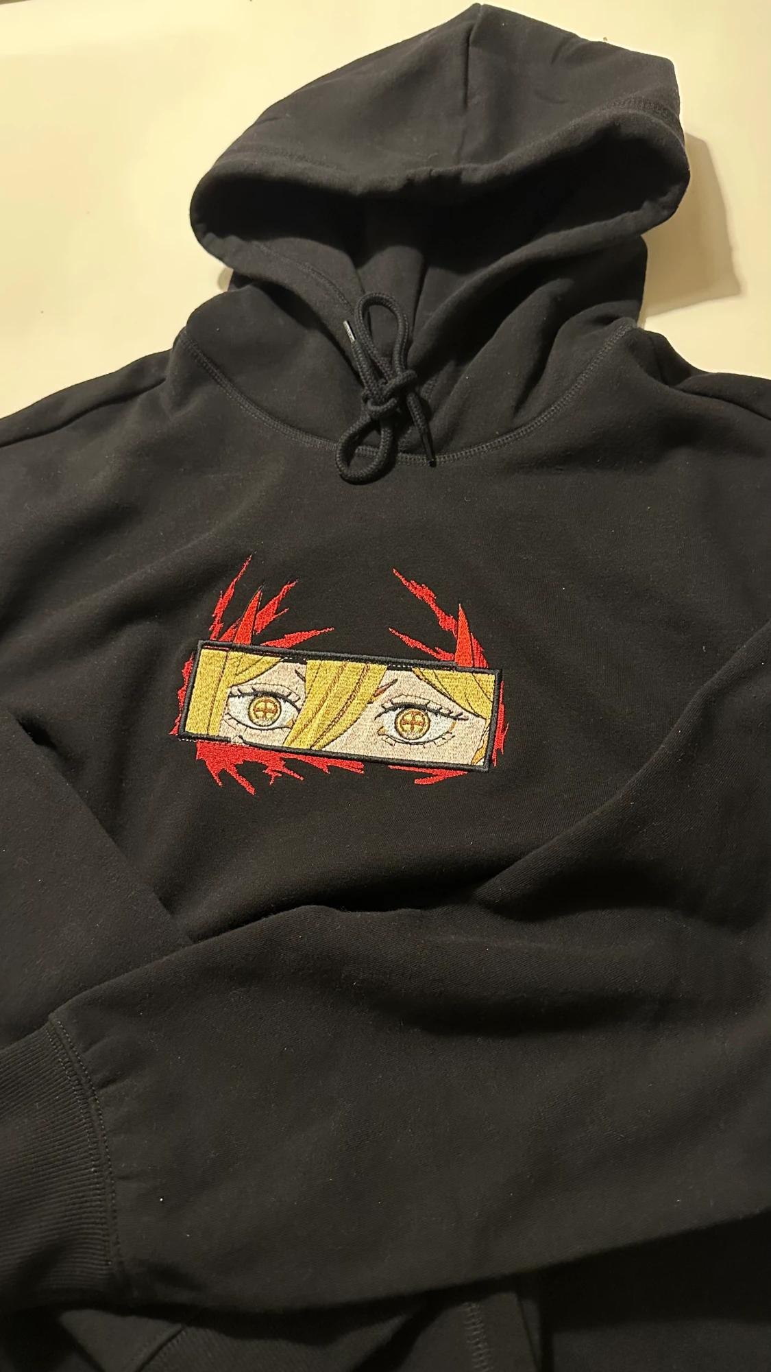 Relaxed fit hoodie med chainsaw man brodyr