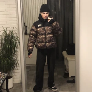 The North Face puffer jacket - Säljer min The North Face jacka i storlek M. Väldigt limiterad modell. Jackan på stockx är inte exakt samma modell som min, skillnaden är bara luvan. Passar mig som är 174 och väger 61kg🌟⚡️