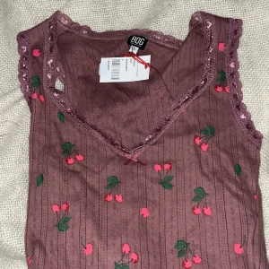 Topp urban Outfitters  - Söt & unik topp från Urban Outfitters med prislappen kvar!🥰 strl s❣️