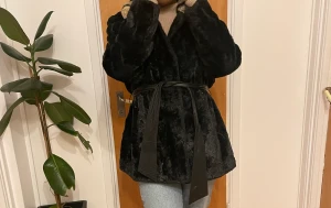 Faux päls jacka - Vintage svart faux päls jacka, i bra skick, har dock två hål i varje fika