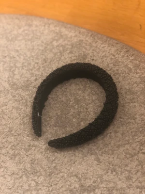 Glittrigt tjockt diadem  - Säljer detta diadem jag fick i julklapp jag fick fel sort! Helt oanvändt vet inte vart de är ifrån tyvärr men skulle gissa på typ Åhléns eller något 💗