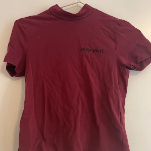 Vinröd tröja från newyorker - Vinröd crewneck top med texten ”stay real” på framsidan. Har använt 4 gånger men endå i bra skick:) Tajt i formen med stl S. INTE FRI FRAKT:(