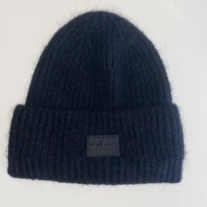 🖤Svart Mössa🖤 - supersnygg mössa från Carin Wester! Mycket sparsamt andvänd! Nypris: 299kr🖤🖤