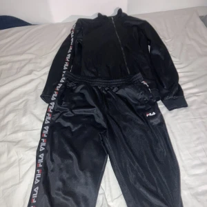 Fila sett - Säljer ett fila sett passat för barn i 10 års åldern och uppåt