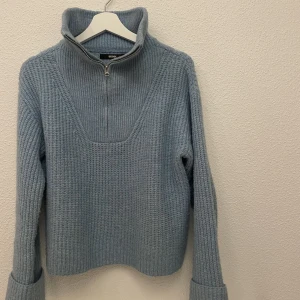 Blå stickad tröja - Säljer min mysiga ljusblåa stickade tröja💙