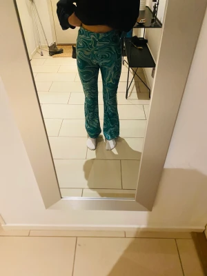 Gröna marble byxor - Gröna byxor med ett skönt tyg, de har en väldigt cool design!