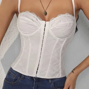 Vit korsett  - Vit korsett använd endast en gång fin kvalite skriv privat för egna bilder