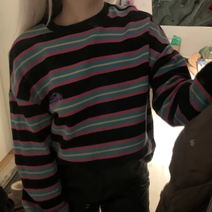 Sweatshirt - Säljer denna tröja köpt på junkyard då den inte kommer till andvändning längre🥰Super bra skick!