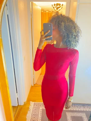 Bohoo - Klänning är från boohoo . Jag använder inte den klänningen utan ta bild bara 