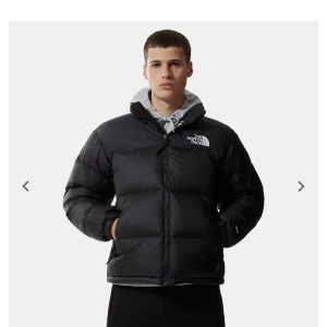 The north face retro 1996s - The north face retro 1996s (strl S) Nyskick, använt några gånger Säljes pga vuxit ur den Nypris: 3699kr