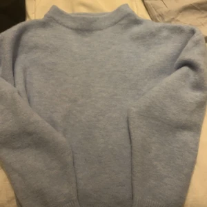 Stickad tröja - Ljusblå tröja från Zara. Jätte mysig och fin!